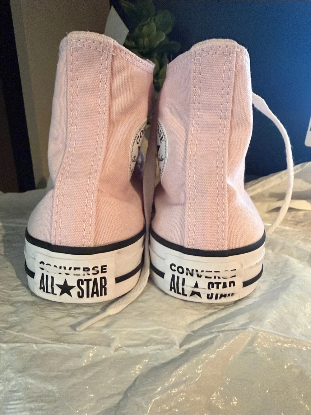 Converse woman’s light